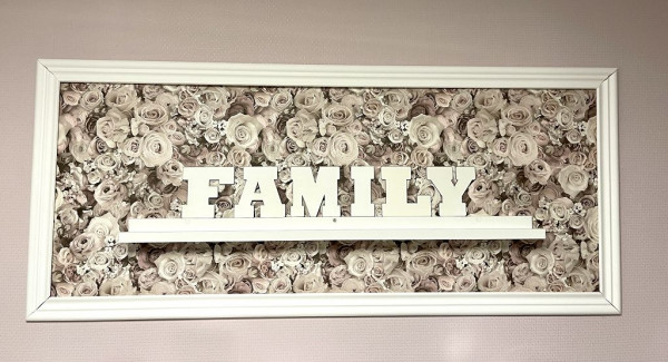 Family in einzelnen Buchstaben auf einem Regal in weiß, koennen aber auch mit Fotos personalisiert 